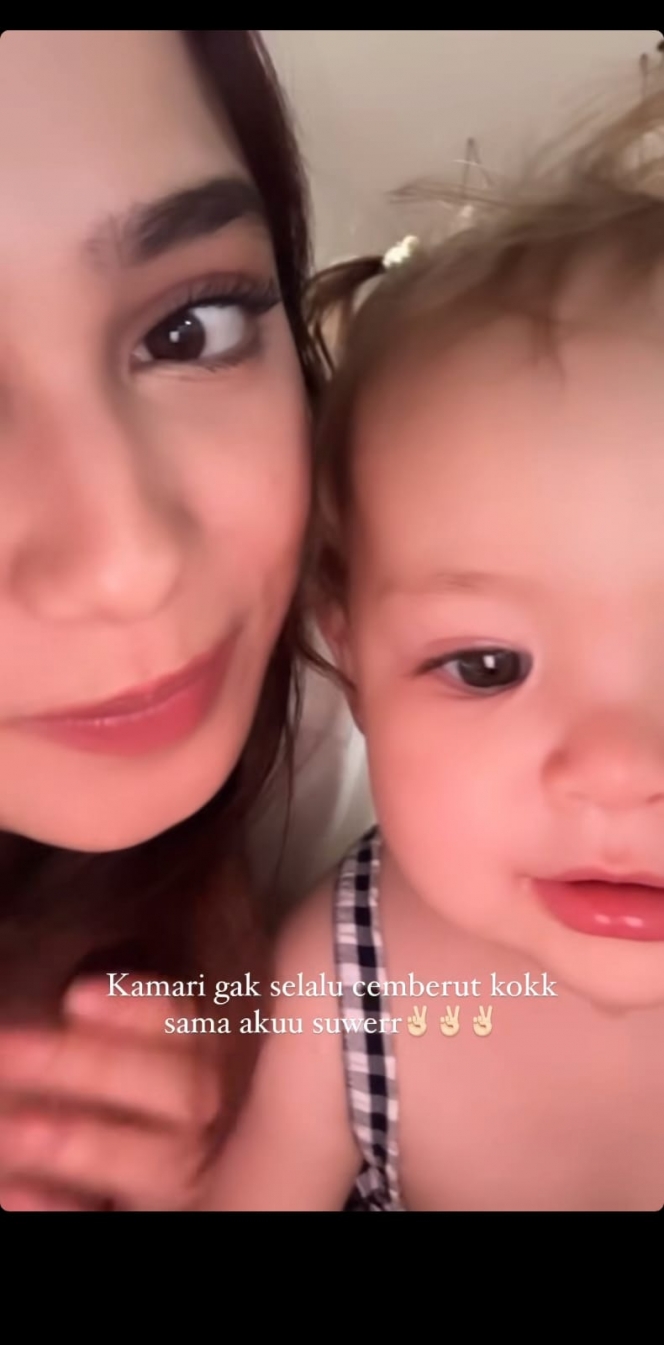 Anteng Banget Dipangku Aunty, Ini 7 Foto Baby Kamari Anak Jenifer Coppen saat Main Bareng Syifa Hadju