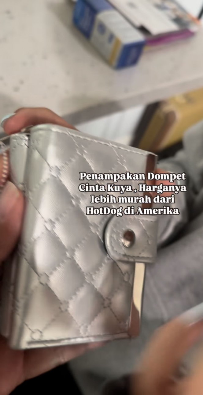 Gak Lebih Mahal dari Hot Dog, Ini Momen Cinta Kuya Pamer Dompet Murah Seharga Rp80 Ribu di Amerika