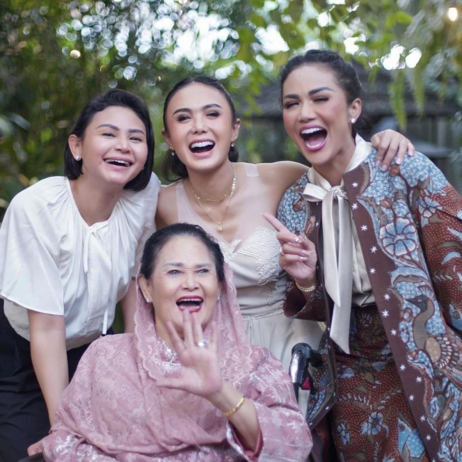 Foto Kedekatan Yuni Shara dengan Dua Adik Perempuannya yang Sibling Goals Banget, Cantiknya Kartika Sary Jadi Sorotan