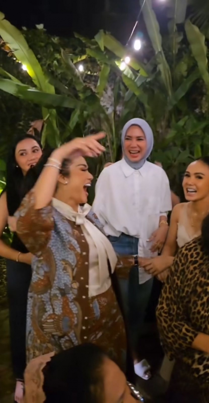 Foto Kedekatan Yuni Shara dengan Dua Adik Perempuannya yang Sibling Goals Banget, Cantiknya Kartika Sary Jadi Sorotan