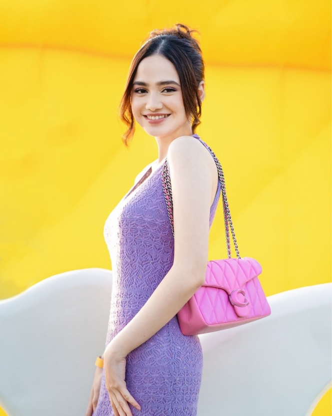 Foto Syifa Hadju di The Coach Tabby Shop Bali, Tampil Bak Barbie Pakai Dress Ketat