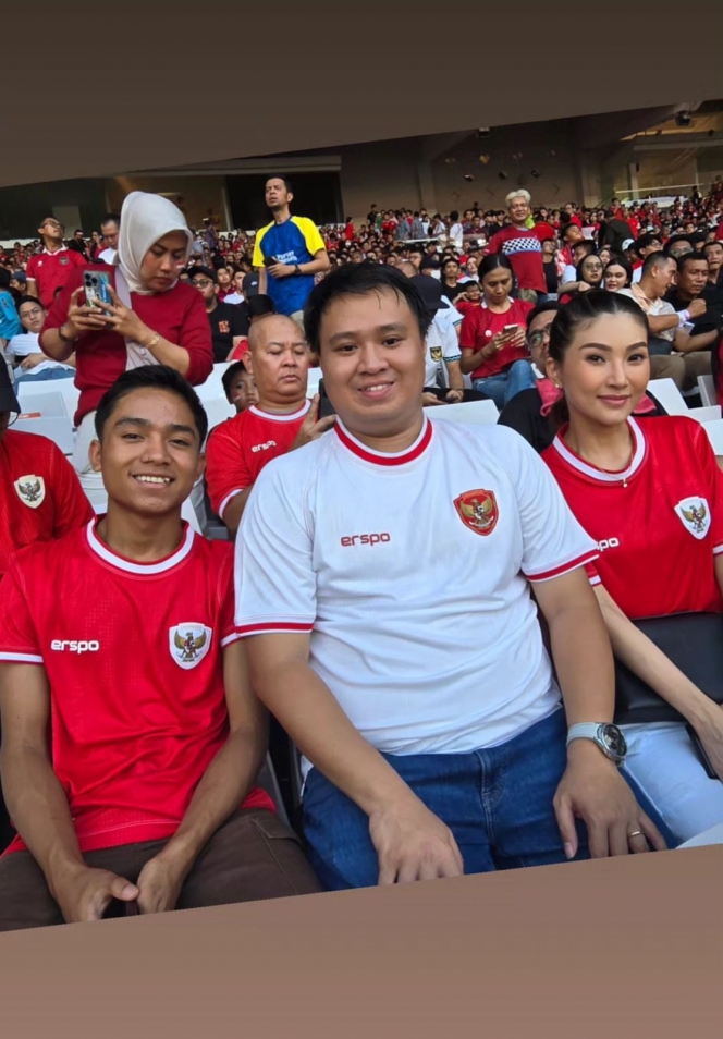 Foto Sarwendah saat Pertama Kali Nonton Timnas Indonesia, Tampil Cetar Panggil Hair Stylist Sampai MUA