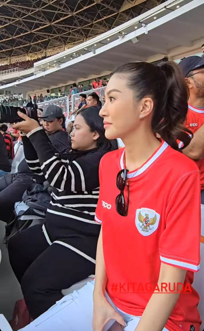 Foto Sarwendah saat Pertama Kali Nonton Timnas Indonesia, Tampil Cetar Panggil Hair Stylist Sampai MUA