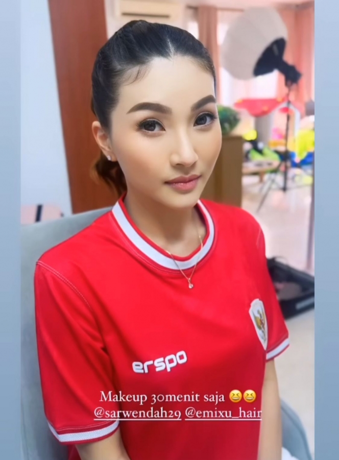 Foto Sarwendah saat Pertama Kali Nonton Timnas Indonesia, Tampil Cetar Panggil Hair Stylist Sampai MUA