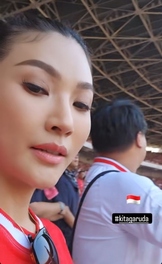 Foto Sarwendah saat Pertama Kali Nonton Timnas Indonesia, Tampil Cetar Panggil Hair Stylist Sampai MUA