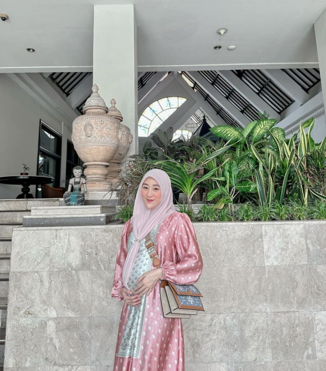 Tak Sabar Melahirkan Anak Perempuan, Ini 10 Foto OOTD Larissa Chou dengan Baby Bump yang Makin Besar