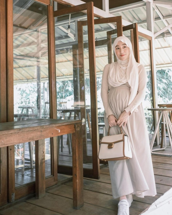 Tak Sabar Melahirkan Anak Perempuan, Ini 10 Foto OOTD Larissa Chou dengan Baby Bump yang Makin Besar