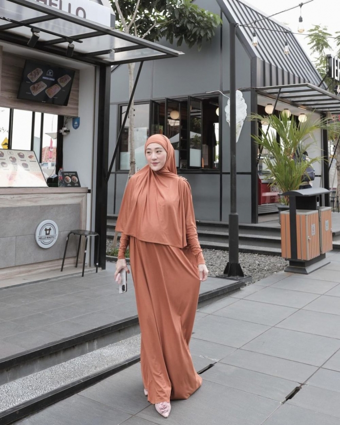 Tak Sabar Melahirkan Anak Perempuan, Ini 10 Foto OOTD Larissa Chou dengan Baby Bump yang Makin Besar