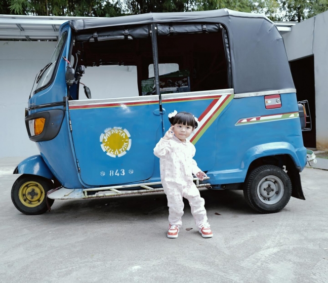 Bisa Naik Mobil Mewah, Ini 10 Foto Atta Halilintar dan Aurel Hermansyah Jemput Sekolah Ameena Pakai Bajaj