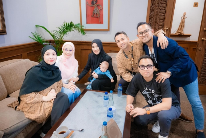 10 Foto Raffi Ahmad dan Nagita Slavina Berangkat Haji, Penuh Haru Pisah dari Anak