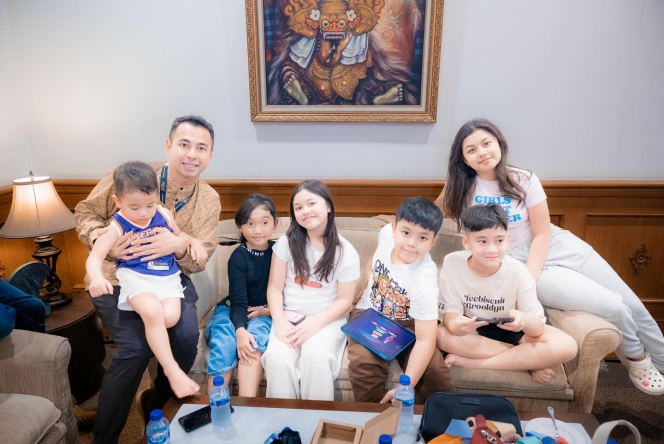 10 Foto Raffi Ahmad dan Nagita Slavina Berangkat Haji, Penuh Haru Pisah dari Anak