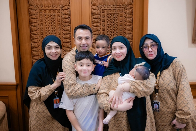 10 Foto Raffi Ahmad dan Nagita Slavina Berangkat Haji, Penuh Haru Pisah dari Anak