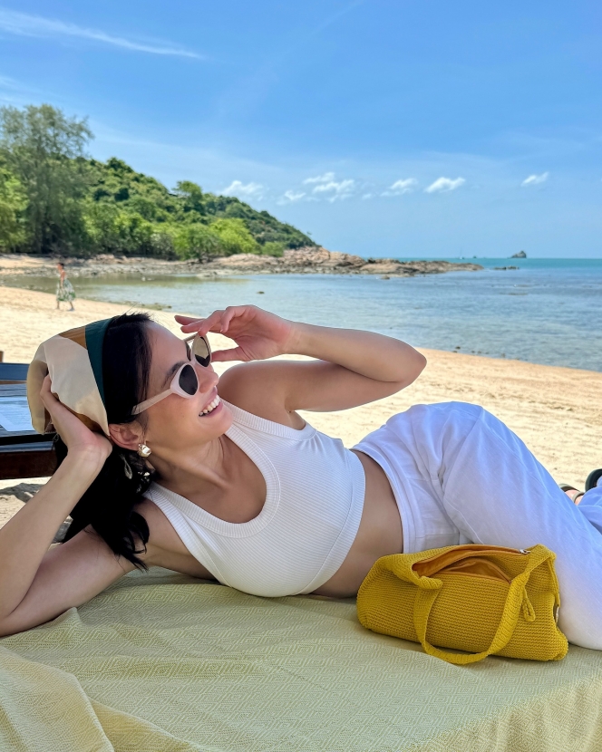 Cantiknya Gak Ada Obat! Foto Pevita Pearce Berjemur di Pantai Auto Bikin Netizen Terpana