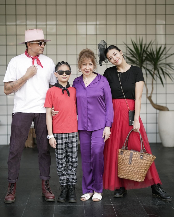 Satu Keluarga Fashionable Abis! Foto Ryan Delon, Sharena, dan Ryshaka OOTD Gaya Vintage Sukses Bikin Kagum Netizen