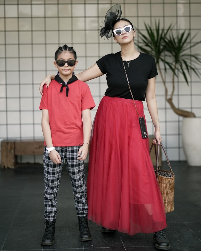 Satu Keluarga Fashionable Abis! Foto Ryan Delon, Sharena, dan Ryshaka OOTD Gaya Vintage Sukses Bikin Kagum Netizen