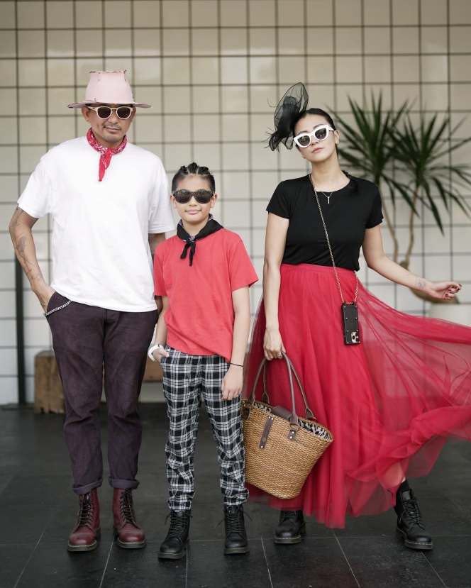 Satu Keluarga Fashionable Abis! Foto Ryan Delon, Sharena, dan Ryshaka OOTD Gaya Vintage Sukses Bikin Kagum Netizen