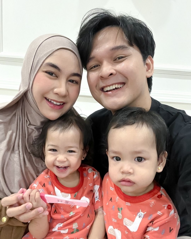 Foto Anisa Rahma Umumkan Kehamilan Kedua, Si Kembar Bahagia Bakal Punya Adik!