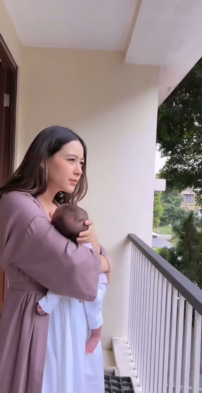 Curi Perhatian, Ini Foto Laura Theux dengan Anak yang Sudah Genap Berusia Satu Bulan