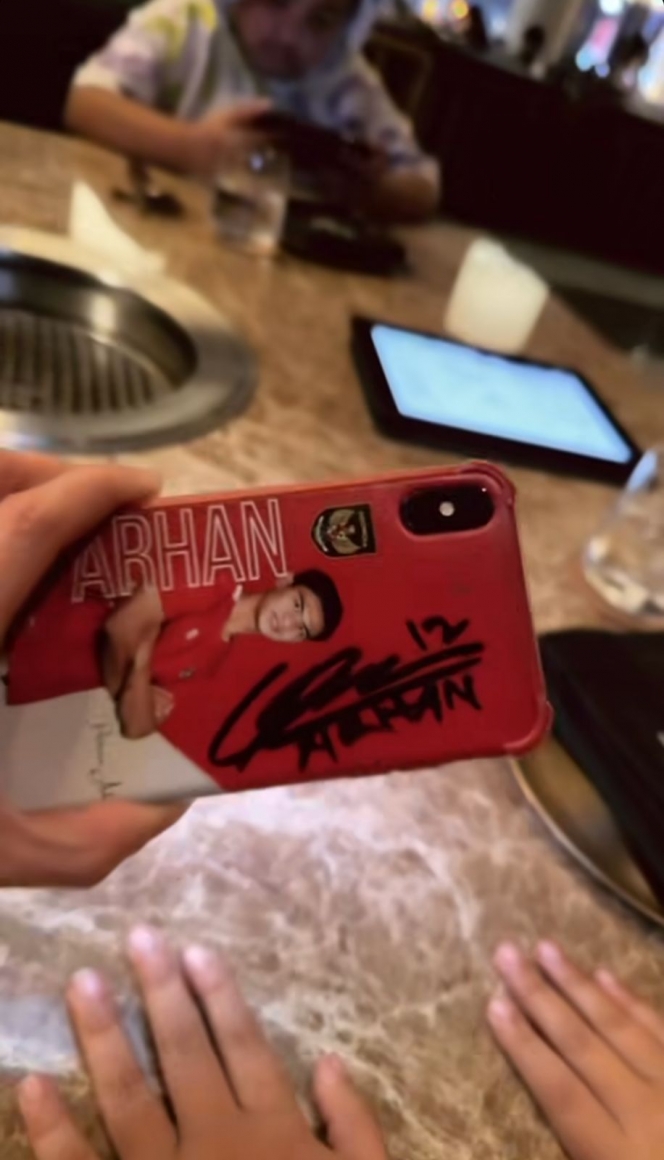 Ngefans Berat, Ini Momen Anak Nia Ramadhani Pamer Casing HP Bergambar Pratama Arhan