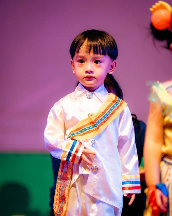 Awalnya Sempat Menangis, Ini 10 Foto Penampilan Ganteng Anzer Anak Audi Marissa di Pertunjukkan Sekolah