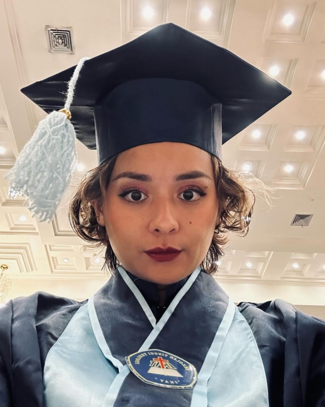 7 Foto Joanna Alexandra yang Akhirnya Wisuda, Penuh Haru dan Rasa Syukur