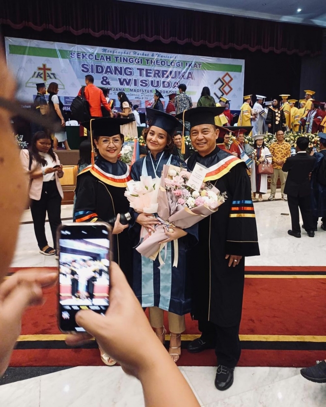 7 Foto Joanna Alexandra yang Akhirnya Wisuda, Penuh Haru dan Rasa Syukur