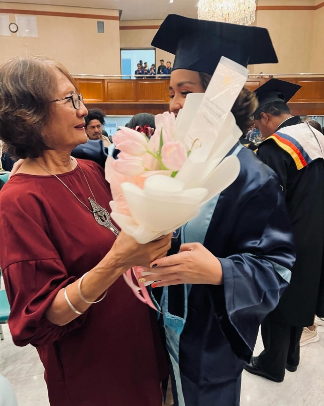 7 Foto Joanna Alexandra yang Akhirnya Wisuda, Penuh Haru dan Rasa Syukur