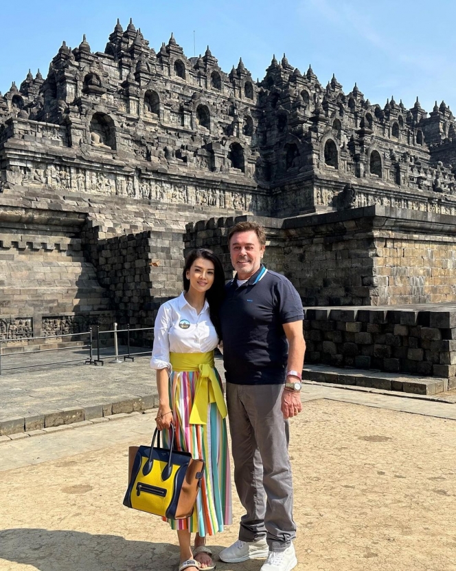 Masih di Indonesia, Ini 7 Foto Farah Quinn Ajak Suami Bule Liburan ke Candi Borobudur