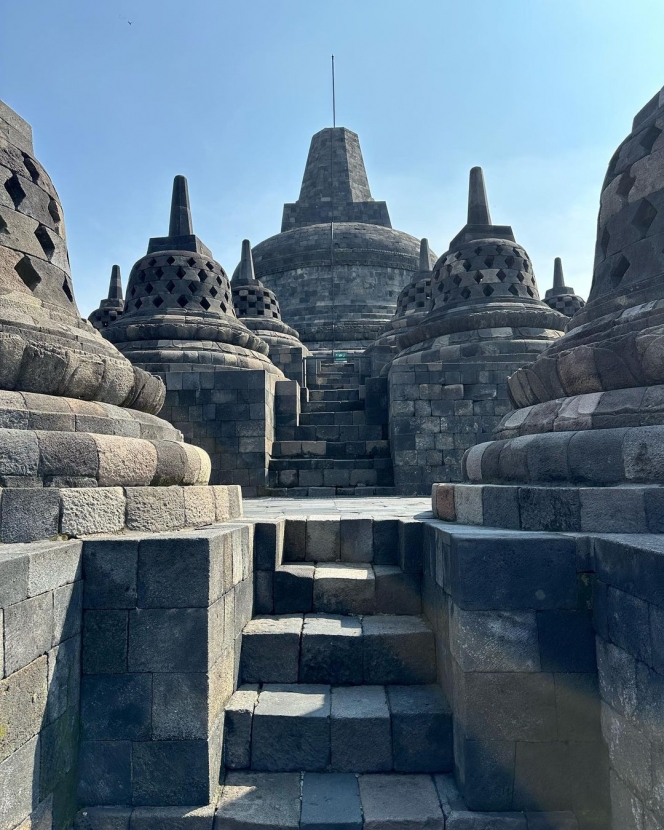 Masih di Indonesia, Ini 7 Foto Farah Quinn Ajak Suami Bule Liburan ke Candi Borobudur