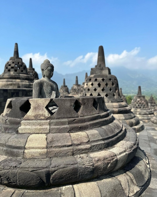 Masih di Indonesia, Ini 7 Foto Farah Quinn Ajak Suami Bule Liburan ke Candi Borobudur