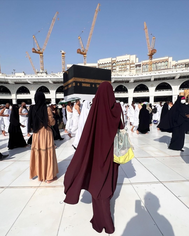 7 Foto Zaskia Adya Mecca Jalani Ibadah Haji Bareng Suami, Tampil Syari Bercadar