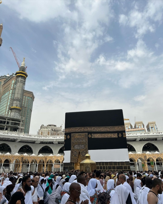 7 Foto Zaskia Adya Mecca Jalani Ibadah Haji Bareng Suami, Tampil Syari Bercadar