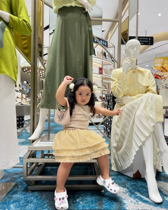 Deretan Foto Xarena Anak Siti Badriah yang Lagi Shopping, Centilnya Bikin Gemas