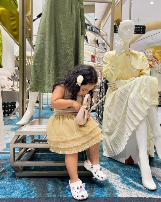 Deretan Foto Xarena Anak Siti Badriah yang Lagi Shopping, Centilnya Bikin Gemas