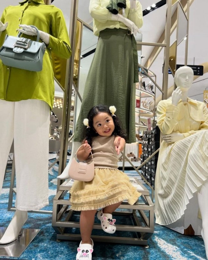 Deretan Foto Xarena Anak Siti Badriah yang Lagi Shopping, Centilnya Bikin Gemas