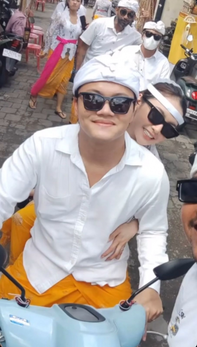 Foto Mahalini dan Rizky Febian Ikut Upacara Memukur di Bali, Toleransinya Tuai Pujian