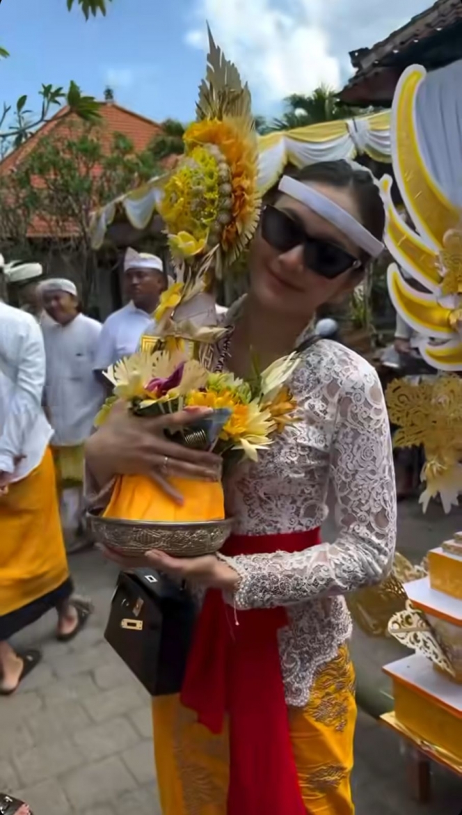 Foto Mahalini dan Rizky Febian Ikut Upacara Memukur di Bali, Toleransinya Tuai Pujian