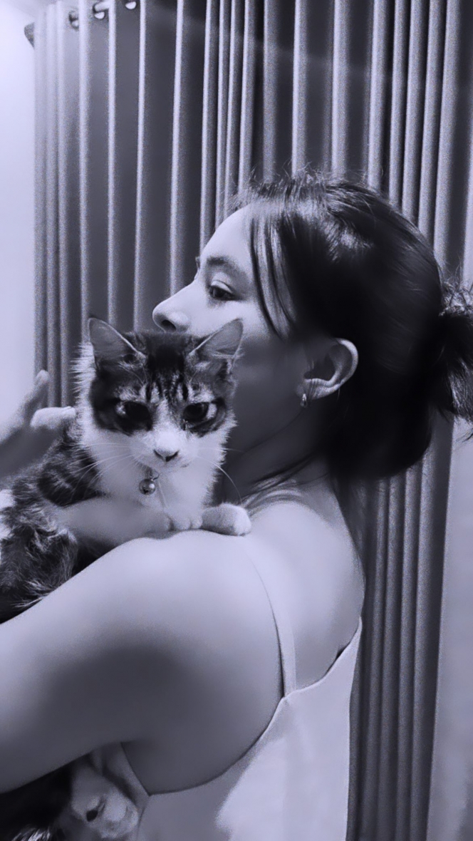 Cat Lovers, Ini 8 Foto Mawar Eva de Jongh Bersama Kucing Peliharaan Kesayangannya