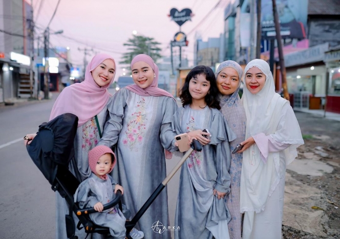 7 Foto Cantik Penampilan Ayu Ting Ting dalam Balutan Hijab di Hari Raya Idul Adha