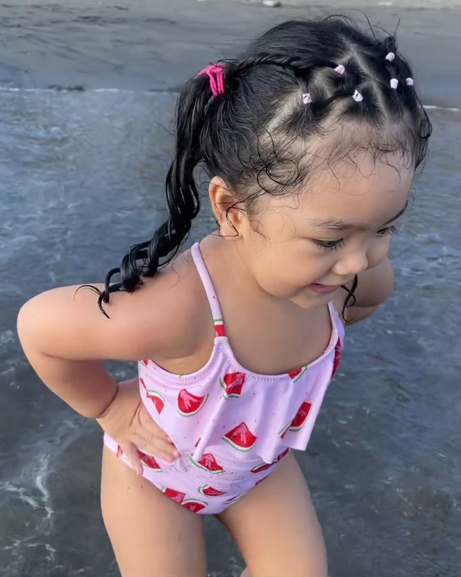 8 Foto Siti Badriah Ajak Suami dan Anak Liburan ke Pantai, Keluarga Goals Banget!