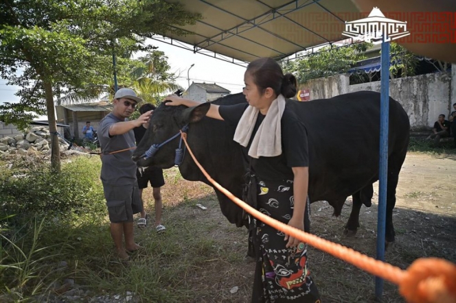 10 Foto Soimah dan Keluarga Kurban saat Idul Adha, Sapinya Jumbo Banget!