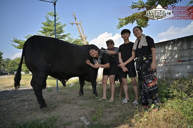 10 Foto Soimah dan Keluarga Kurban saat Idul Adha, Sapinya Jumbo Banget!