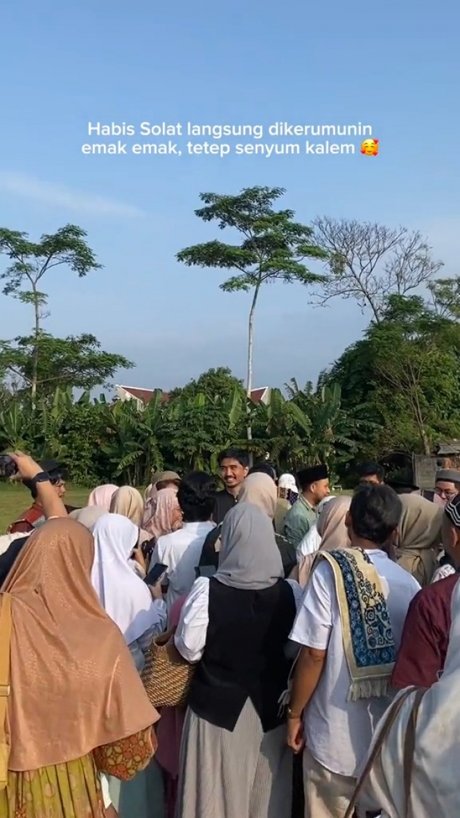 Bukan Sembarang Bapak-bapak, Ini 7 Foto Duta Sheila On 7 Dikerumuni Warga Usai Salat Idul Adha