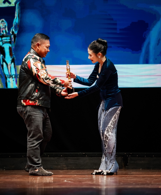 10 Foto Prilly Latuconsina Menerima Penghargaan dari IKJ Awards, Bikin Bangga nih!
