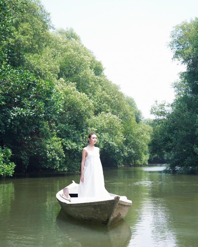 10 Hasil Pemotretan Amanda Manopo di Atas Perahu dengan Gaun Putih, Tato di Punggung Curi Perhatian