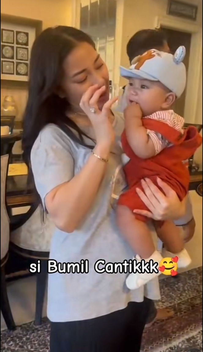 Sopan Banget, Ini Momen Nikita Willy Pamer Baby Bump di Kehamilan Keduanya