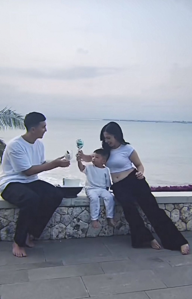 Sopan Banget, Ini Momen Nikita Willy Pamer Baby Bump di Kehamilan Keduanya