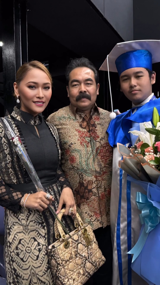 8 Foto Kelulusan SMP Anak Inul Daratista dan Adam Suseno, Makin Besar dan Bikin Bangga Orang Tua