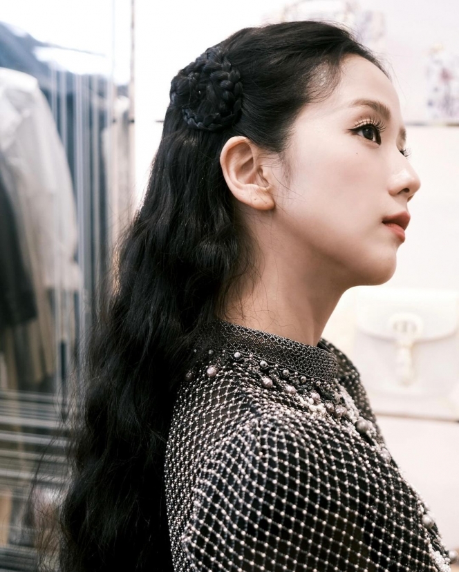 Hadiri Event Dior, Intip Cantiknya Jisoo BLACKPINK dengan Rambut Ikal yang Mirip Princess
