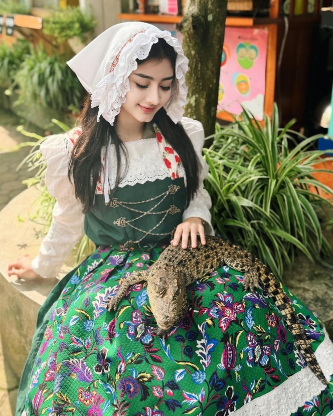 Deretan Potret Ghea Youbi Pakai Baju Tradisional Belanda, Cantik dan Gemes Jadi Satu!